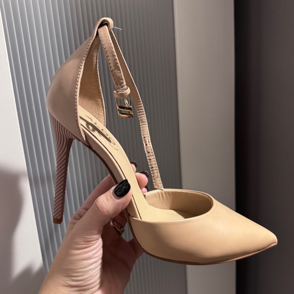 Bundle to Save 👠 SHOES - Picture 2 of 3